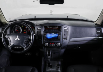 Подержанный автомобиль Mitsubishi Pajero 2013 года (17 фото)