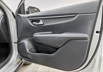 Подержанный автомобиль Kia Rio Hatchback 2021 года (23 фото)