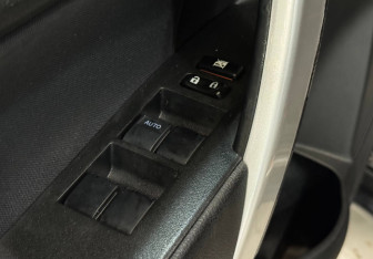 Подержанный автомобиль Toyota Corolla Sedan 2013 года (14 фото)