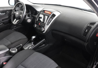 Подержанный автомобиль Kia Ceed Hatchback 2011 года (6 фото)