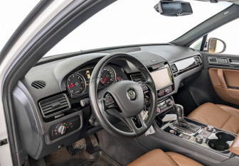 Подержанный автомобиль Volkswagen Touareg 2014 года (16 фото)
