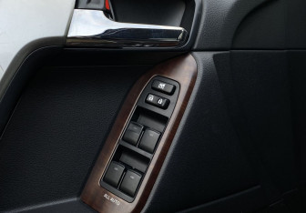 Подержанный автомобиль Toyota Land Cruiser Prado 2013 года (20 фото)