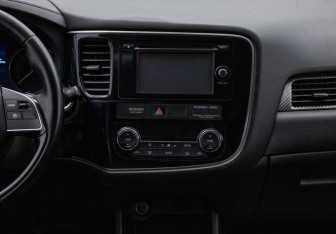 Подержанный автомобиль Mitsubishi Outlander 2015 года (14 фото)