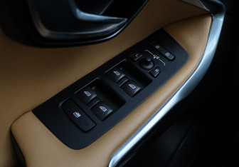 Подержанный автомобиль Volvo V40 Cross Country 2019 года (18 фото)