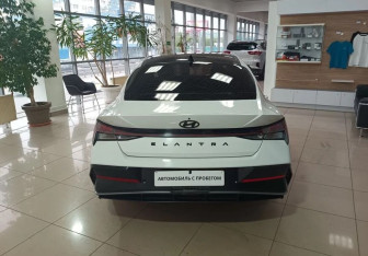Подержанный автомобиль Hyundai Elantra Sedan 2024 года (6 фото)