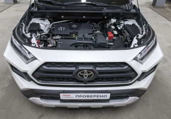 Подержанный автомобиль Toyota RAV4 2024 года (9 фото)