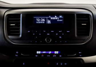 Подержанный автомобиль Peugeot Traveller 2021 года (15 фото)
