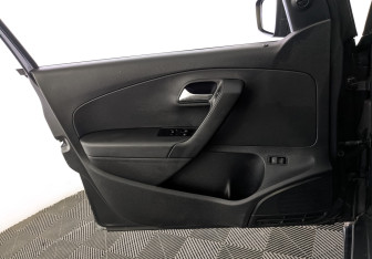 Подержанный автомобиль Volkswagen Polo Sedan 2017 года (19 фото)