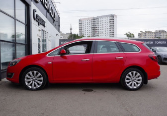 Подержанный автомобиль Opel Astra Wagon 2013 года (8 фото)