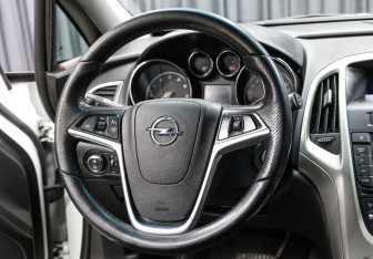 Подержанный автомобиль Opel Astra Hatchback 2011 года (16 фото)