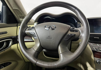 Подержанный автомобиль Infiniti Q70 2015 года (14 фото)