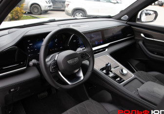 Подержанный автомобиль Geely Monjaro 2025 года (10 фото)