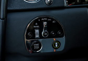 Подержанный автомобиль Rolls-Royce Cullinan 2019 года (30 фото)