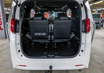 Подержанный автомобиль Toyota Alphard 2019 года (10 фото)