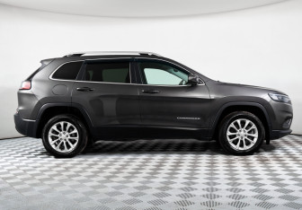 Подержанный автомобиль Jeep Cherokee 2018 года (4 фото)