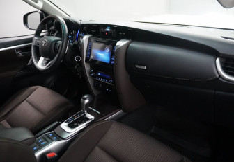 Подержанный автомобиль Toyota Fortuner 2018 года (11 фото)