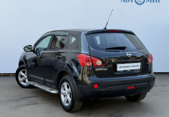 Подержанный автомобиль Nissan Qashqai 2008 года (7 фото)