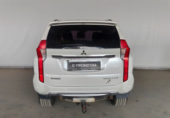 Подержанный автомобиль Mitsubishi Pajero Sport 2017 года (5 фото)