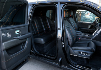 Подержанный автомобиль Rolls-Royce Cullinan 2019 года (33 фото)