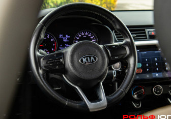 Подержанный автомобиль Kia Rio Sedan 2017 года (11 фото)