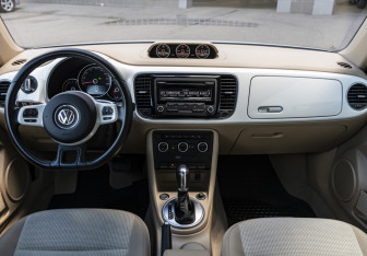 Подержанный автомобиль Volkswagen Beetle Hatchback 2014 года (12 фото)