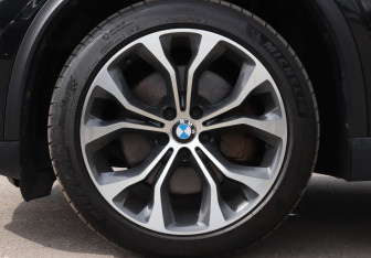 Подержанный автомобиль BMW X5 2013 года (25 фото)