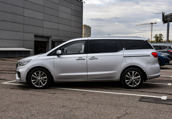 Подержанный автомобиль Kia Carnival 2020 года (8 фото)