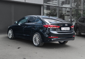 Подержанный автомобиль Hyundai Elantra Sedan 2018 года (6 фото)