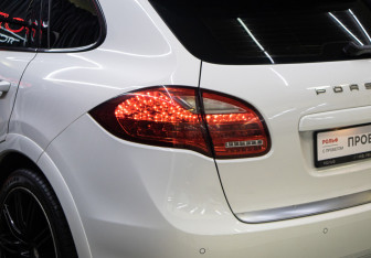 Подержанный автомобиль Porsche Cayenne 2013 года (23 фото)