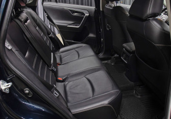 Подержанный автомобиль Toyota RAV4 2020 года (12 фото)