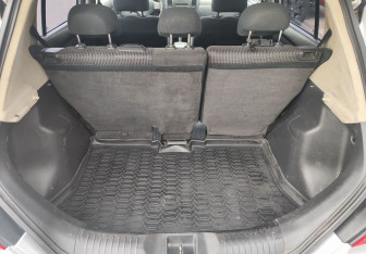Подержанный автомобиль Nissan Tiida Hatchback 2011 года (13 фото)