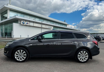 Подержанный автомобиль Opel Astra Wagon 2012 года (11 фото)