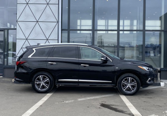 Подержанный автомобиль Infiniti QX60 2017 года (4 фото)