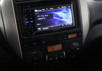 Подержанный автомобиль Toyota RAV4 2004 года (9 фото)