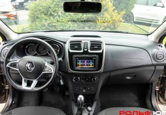 Подержанный автомобиль Renault Sandero 2019 года (10 фото)