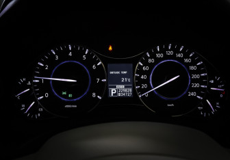 Подержанный автомобиль Infiniti QX56 2012 года (16 фото)