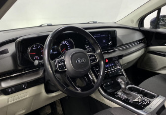 Подержанный автомобиль Kia Carnival 2021 года (22 фото)