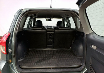 Подержанный автомобиль Toyota RAV4 2008 года (10 фото)