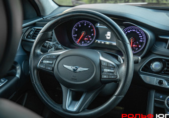 Подержанный автомобиль Genesis G70 2018 года (11 фото)