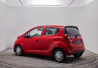 Подержанный автомобиль Chevrolet Spark 2013 года (7 фото)