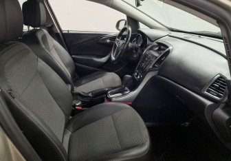 Подержанный автомобиль Opel Astra Hatchback 2011 года (9 фото)