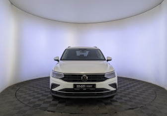 Подержанный автомобиль Volkswagen Tiguan 2021 года (2 фото)