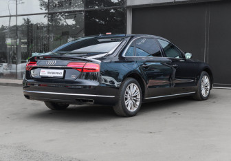 Подержанный автомобиль Audi A8 2015 года (4 фото)