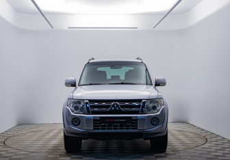 Подержанный автомобиль Mitsubishi Pajero 2011 года (8 фото)