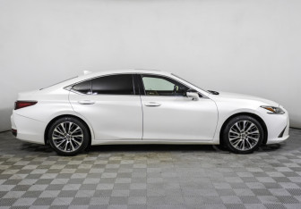 Подержанный автомобиль Lexus ES 2018 года (4 фото)