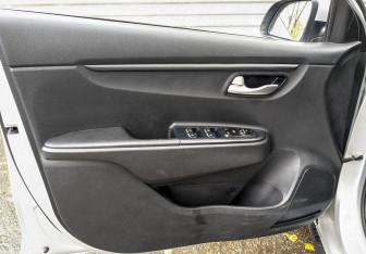 Подержанный автомобиль Kia Rio Hatchback 2021 года (19 фото)