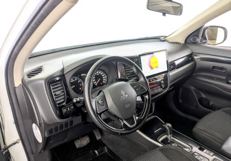 Подержанный автомобиль Mitsubishi Outlander 2018 года (16 фото)