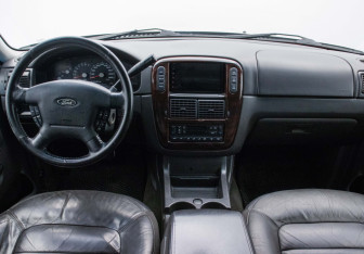 Подержанный автомобиль Ford Explorer 2005 года (13 фото)