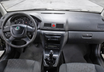 Подержанный автомобиль Skoda Octavia Liftback 2010 года (14 фото)