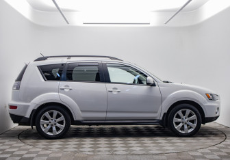 Подержанный автомобиль Mitsubishi Outlander 2011 года (4 фото)